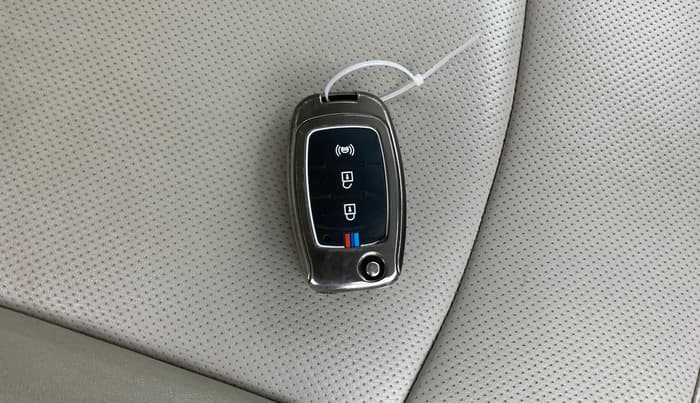 2020 Mahindra XUV300 W8 (O) 1.5 DIESEL, Diesel, Manual, 1,14,378 km, Key Close Up