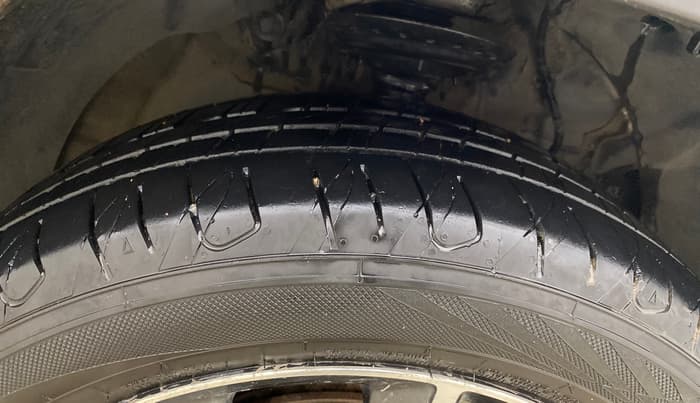 2020 Mahindra XUV300 W8 (O) 1.5 DIESEL, Diesel, Manual, 1,14,378 km, Right Front Tyre Tread