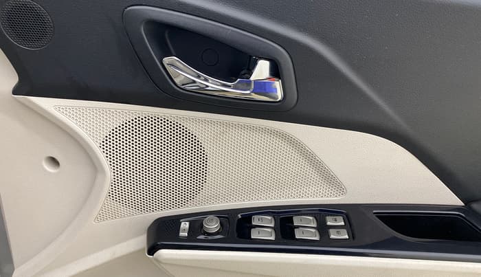 2020 Mahindra XUV300 W8 (O) 1.5 DIESEL, Diesel, Manual, 1,14,378 km, Driver Side Door Panels Control