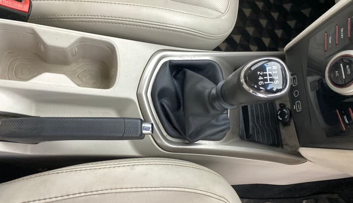 2020 Mahindra XUV300 W8 (O) 1.5 DIESEL, Diesel, Manual, 1,14,378 km, Gear Lever