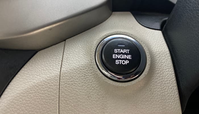 2020 Mahindra XUV300 W8 (O) 1.5 DIESEL, Diesel, Manual, 1,14,378 km, Keyless Start/ Stop Button