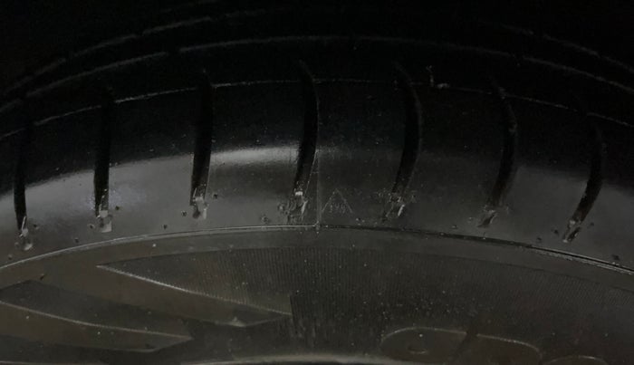 2014 Hyundai i10 MAGNA 1.1, Petrol, Manual, 17,527 km, Left Front Tyre Tread