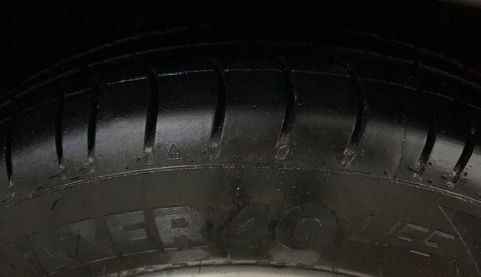 2014 Hyundai i10 MAGNA 1.1, Petrol, Manual, 17,527 km, Right Front Tyre Tread