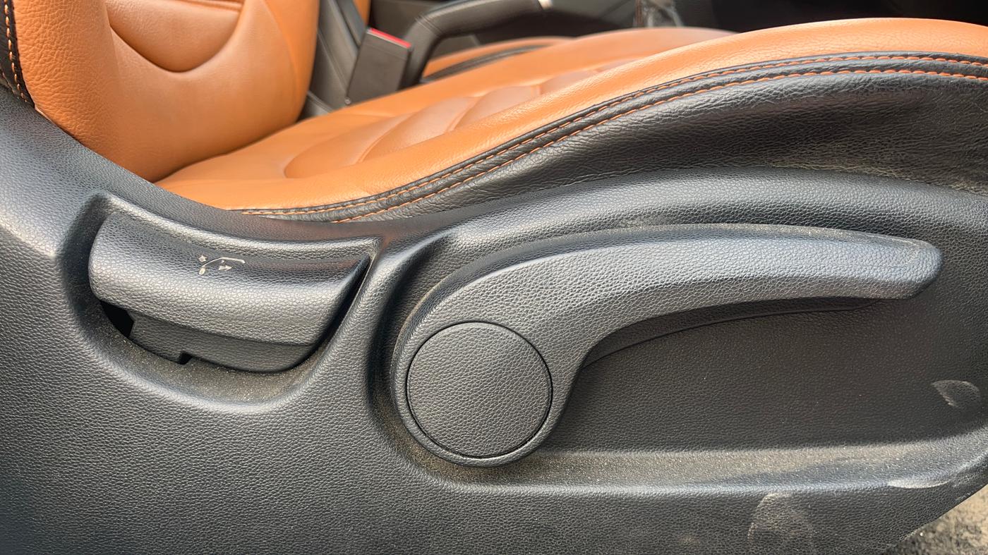 2018 Hyundai Creta SX 1.6 DIESEL DUAL TONE, Diesel, Manual, 1,10,304 km, Driver Side Adjustment Panel