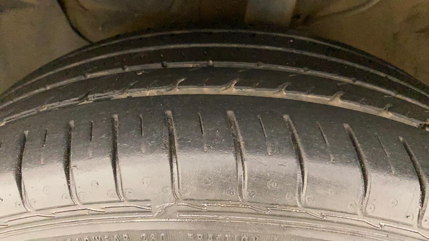 2017 Hyundai Creta SX PLUS 1.6 PETROL, Petrol, Manual, 98,397 km, Left Front Tyre Tread