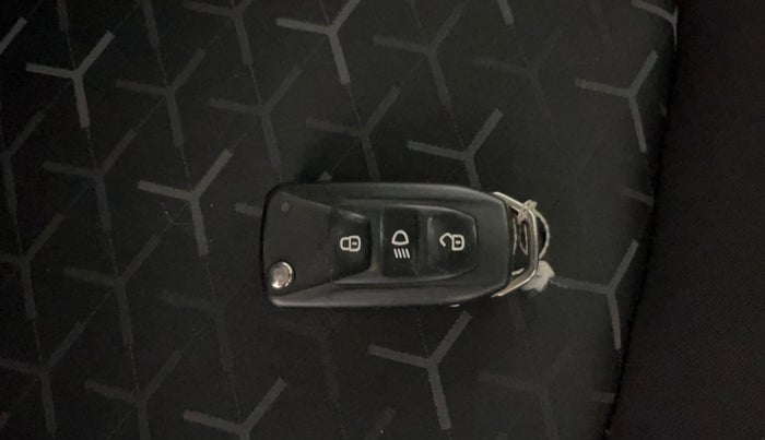 2021 Tata NEXON XM SUNROOF PETROL, Petrol, Manual, 33,642 km, Key Close Up