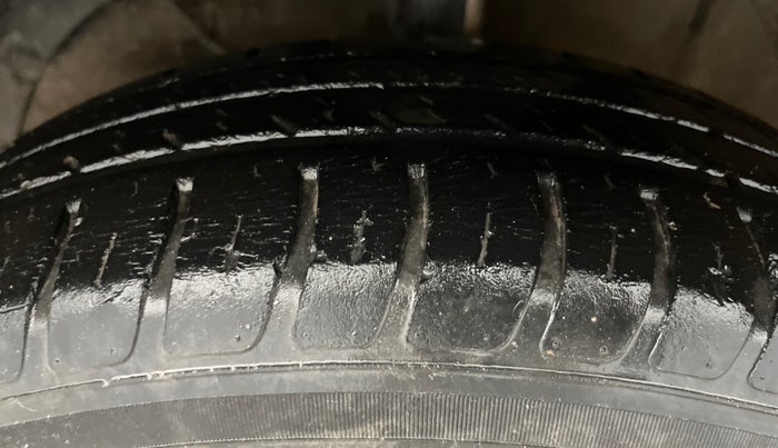 2019 Maruti Swift LXI, Petrol, Manual, 58,823 km, Left Front Tyre Tread