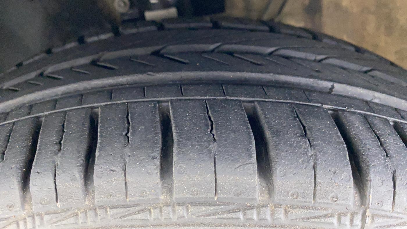 2013 Volkswagen Vento HIGHLINE PETROL AT, Petrol, Automatic, 67,882 km, Left Front Tyre Tread