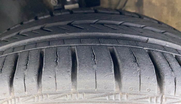 2013 Volkswagen Vento HIGHLINE PETROL AT, Petrol, Automatic, 67,882 km, Left Front Tyre Tread