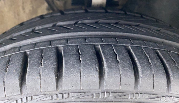 2013 Volkswagen Vento HIGHLINE PETROL AT, Petrol, Automatic, 67,882 km, Right Front Tyre Tread