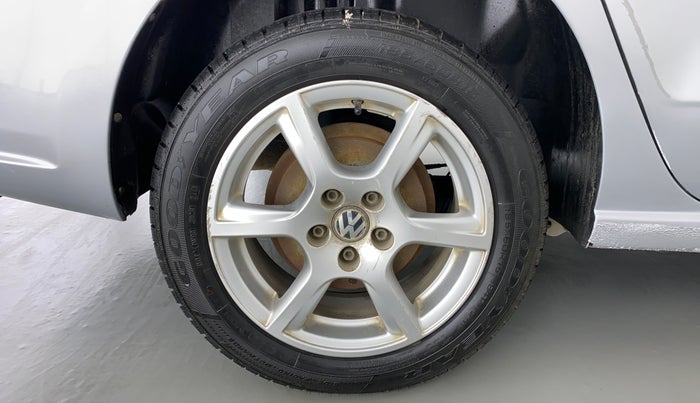 2013 Volkswagen Vento HIGHLINE PETROL AT, Petrol, Automatic, 67,882 km, Right Rear Wheel