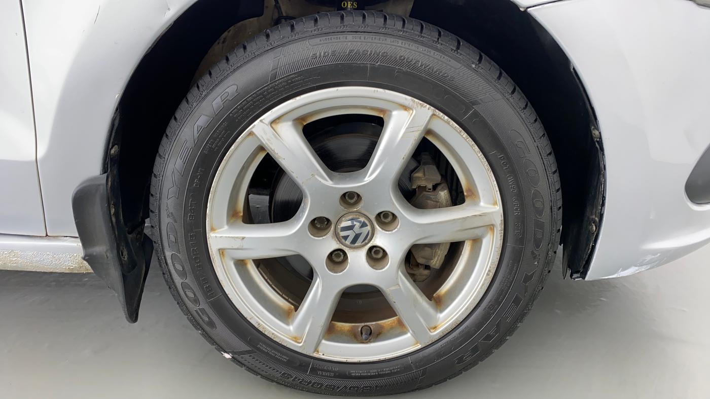 2013 Volkswagen Vento HIGHLINE PETROL AT, Petrol, Automatic, 67,882 km, Right Front Wheel