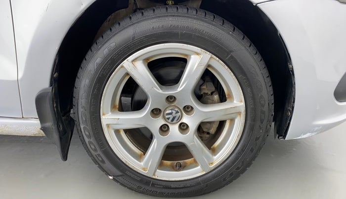 2013 Volkswagen Vento HIGHLINE PETROL AT, Petrol, Automatic, 67,882 km, Right Front Wheel