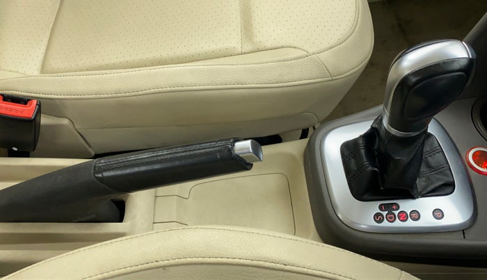 2013 Volkswagen Vento HIGHLINE PETROL AT, Petrol, Automatic, 67,882 km, Gear Lever