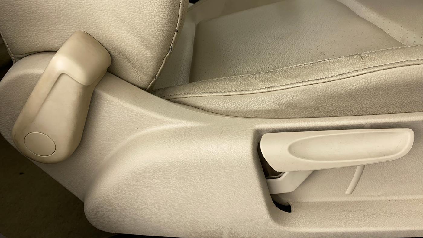 2013 Volkswagen Vento HIGHLINE PETROL AT, Petrol, Automatic, 67,882 km, Driver Side Adjustment Panel
