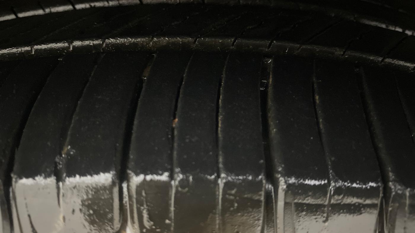 2015 Hyundai Santa Fe 4 WD AT, Diesel, Automatic, 1,28,045 km, Right Front Tyre Tread