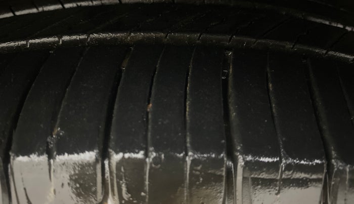 2015 Hyundai Santa Fe 4 WD AT, Diesel, Automatic, 1,28,045 km, Right Front Tyre Tread