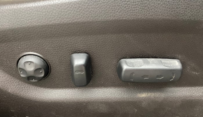 2015 Hyundai Santa Fe 4 WD AT, Diesel, Automatic, 1,28,045 km, Driver Side Adjustment Panel