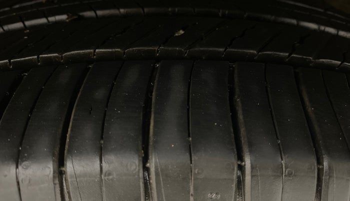 2015 Hyundai Santa Fe 4 WD AT, Diesel, Automatic, 1,28,045 km, Left Rear Tyre Tread