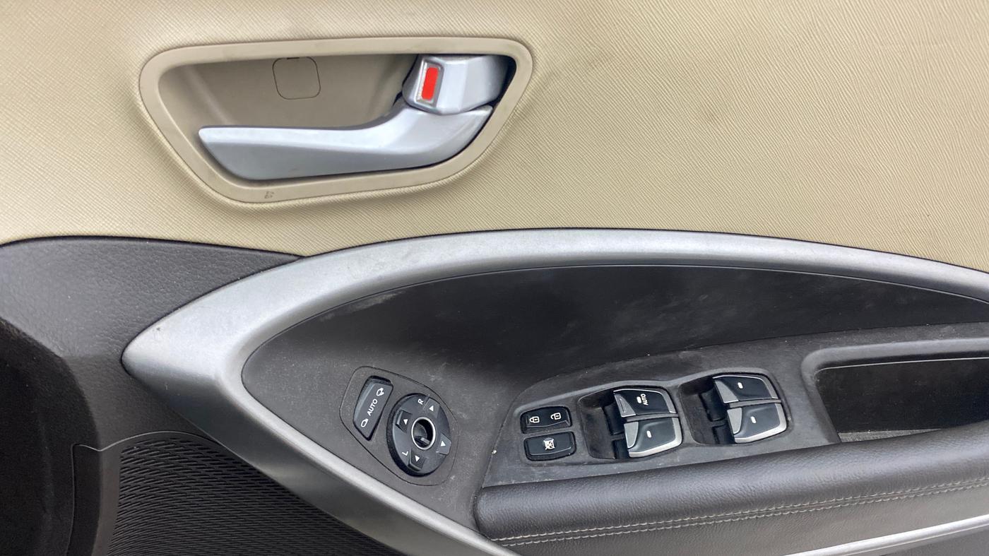 2015 Hyundai Santa Fe 4 WD AT, Diesel, Automatic, 1,28,045 km, Driver Side Door Panels Control