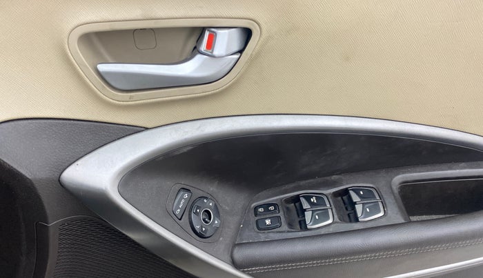 2015 Hyundai Santa Fe 4 WD AT, Diesel, Automatic, 1,28,045 km, Driver Side Door Panels Control