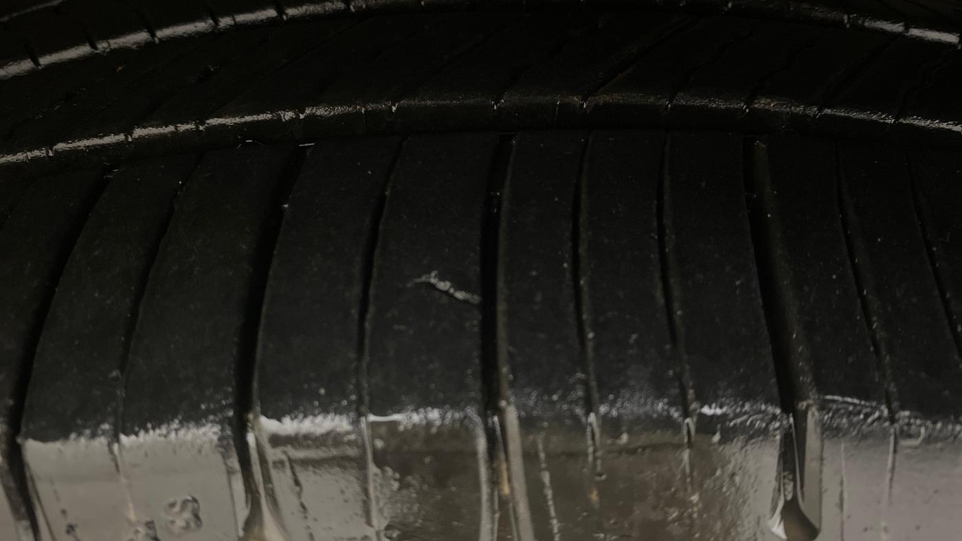 2015 Hyundai Santa Fe 4 WD AT, Diesel, Automatic, 1,28,045 km, Left Front Tyre Tread