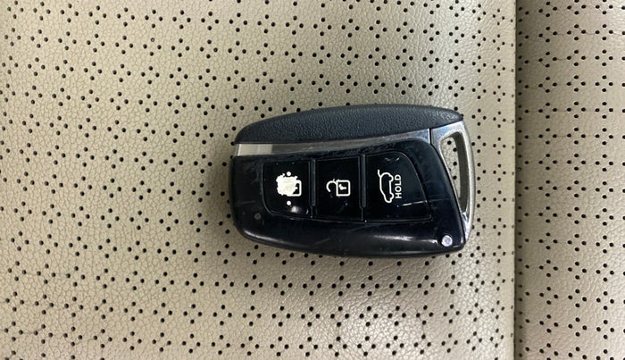 2015 Hyundai Santa Fe 4 WD AT, Diesel, Automatic, 1,28,045 km, Key Close Up