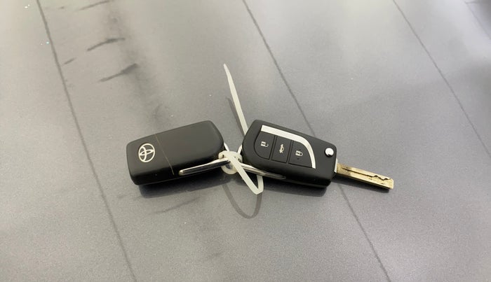 2014 Toyota Corolla Altis G PETROL, Petrol, Manual, 1,03,843 km, Key Close Up