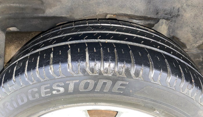 2014 Toyota Corolla Altis G PETROL, Petrol, Manual, 1,03,843 km, Right Rear Tyre Tread