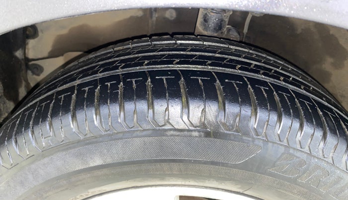 2014 Toyota Corolla Altis G PETROL, Petrol, Manual, 1,03,843 km, Left Front Tyre Tread