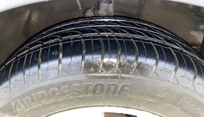 2014 Toyota Corolla Altis G PETROL, Petrol, Manual, 1,03,843 km, Right Front Tyre Tread