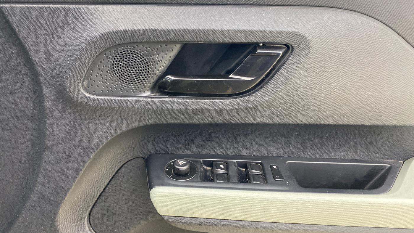 2025 Tata PUNCH Adventure Plus AMT, Petrol, Automatic, 22,576 km, Driver Side Door Panels Control