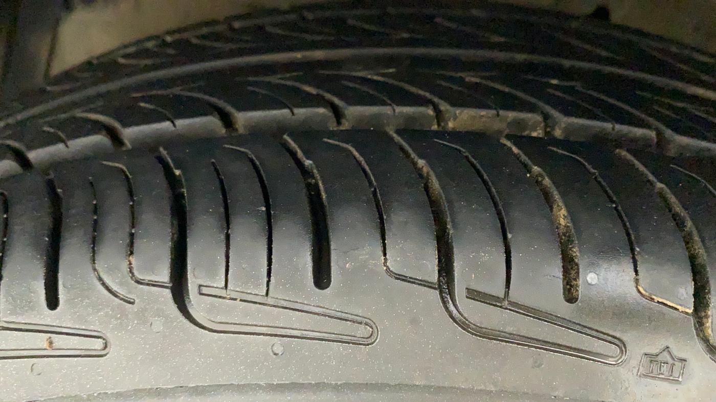 2014 Maruti Ertiga VXI, Petrol, Manual, 35,843 km, Left Front Tyre Tread