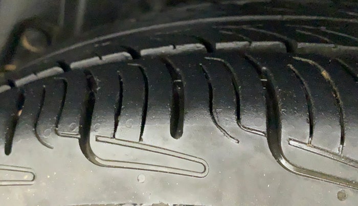 2014 Maruti Ertiga VXI, Petrol, Manual, 35,843 km, Left Rear Tyre Tread