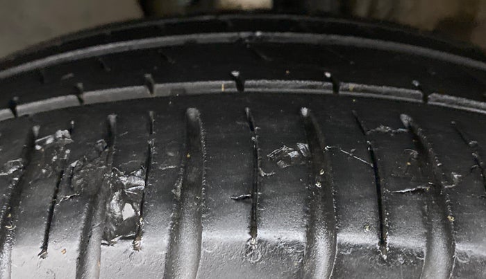 2017 Volkswagen Vento HIGHLINE TDI AT, Diesel, Automatic, 96,740 km, Left Front Tyre Tread