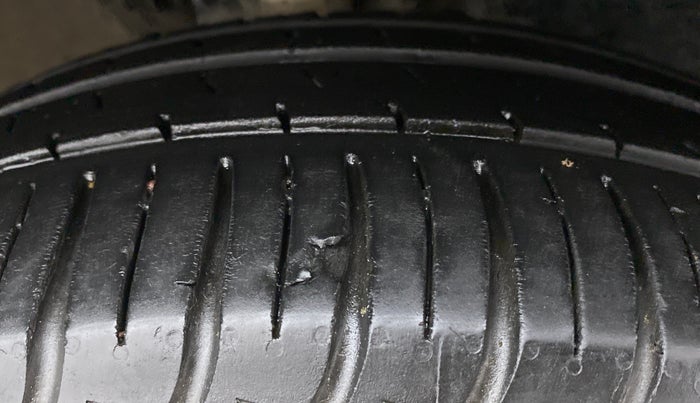 2017 Volkswagen Vento HIGHLINE TDI AT, Diesel, Automatic, 96,740 km, Right Front Tyre Tread