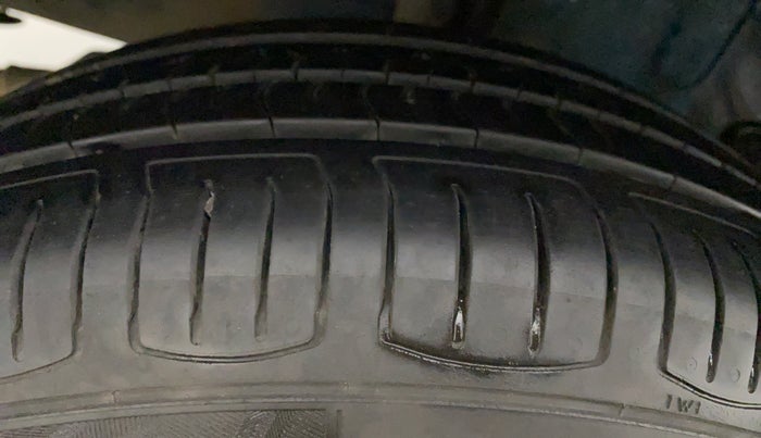 2011 Toyota Etios Liva G, Petrol, Manual, 74,374 km, Right Rear Tyre Tread