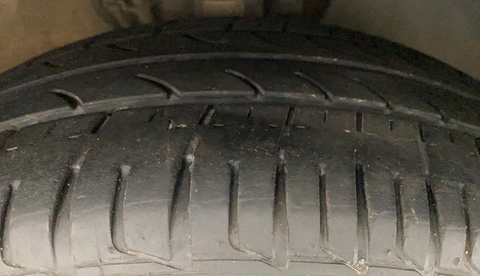 2015 Skoda Rapid 1.5 TDI AT  Ambition Plus, Diesel, Automatic, 93,424 km, Right Front Tyre Tread