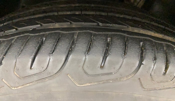 2022 Skoda KUSHAQ AMBITION 1.0L TSI AT, Petrol, Automatic, 24,579 km, Left Front Tyre Tread