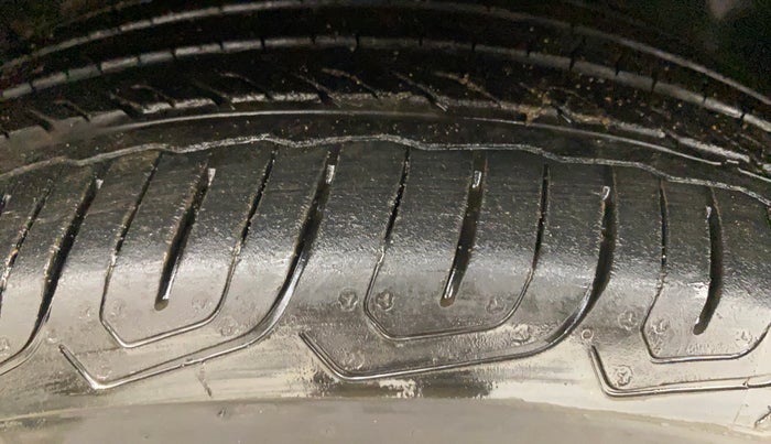 2022 Skoda KUSHAQ AMBITION 1.0L TSI AT, Petrol, Automatic, 24,579 km, Right Front Tyre Tread