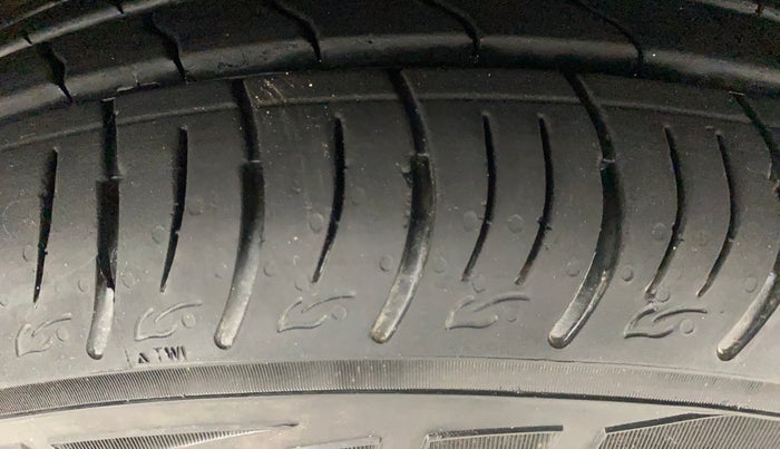 2024 Mahindra XUV 3XO AX5 1.2 L TCMPFI AT, Petrol, Automatic, 5,305 km, Right Front Tyre Tread