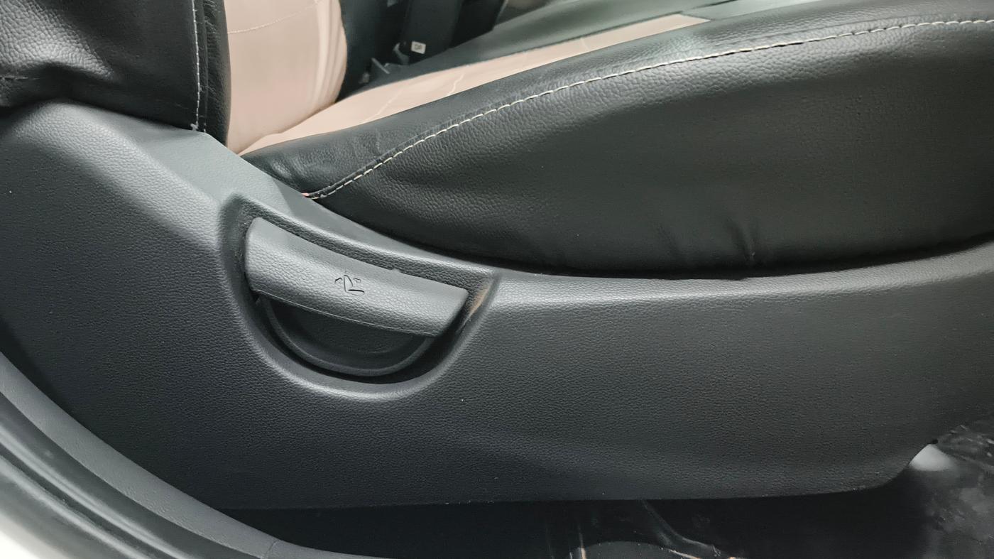 2018 Hyundai Grand i10 MAGNA 1.2 KAPPA VTVT, Petrol, Manual, 40,007 km, Driver Side Adjustment Panel