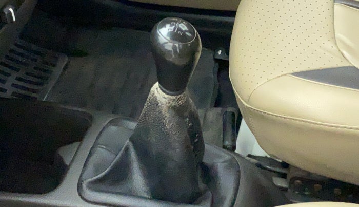 2017 Hyundai Eon MAGNA PLUS, Petrol, Manual, 25,763 km, Gear lever - Boot cover slightly torn