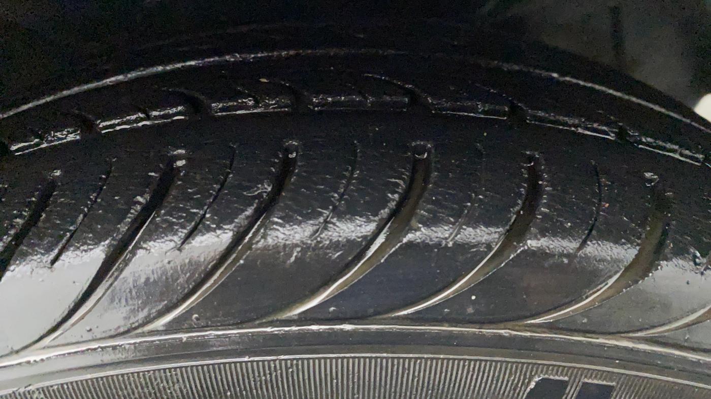 2017 Hyundai Eon MAGNA PLUS, Petrol, Manual, 25,763 km, Left Front Tyre Tread