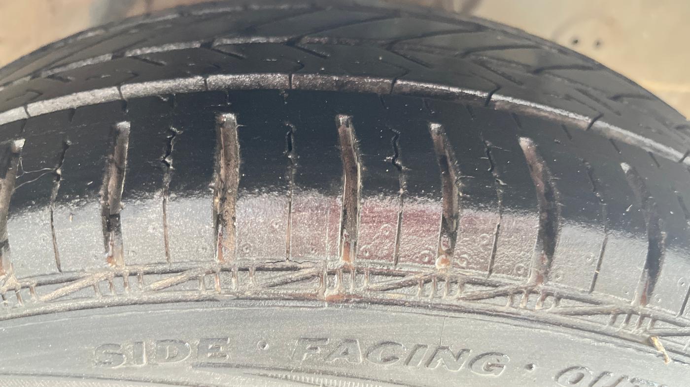 2016 Hyundai Eon MAGNA +, Petrol, Manual, 22,383 km, Right Front Tyre Tread