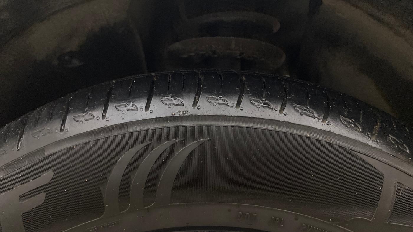 2019 Mahindra XUV500 W7, Diesel, Manual, 98,564 km, Left Front Tyre Tread