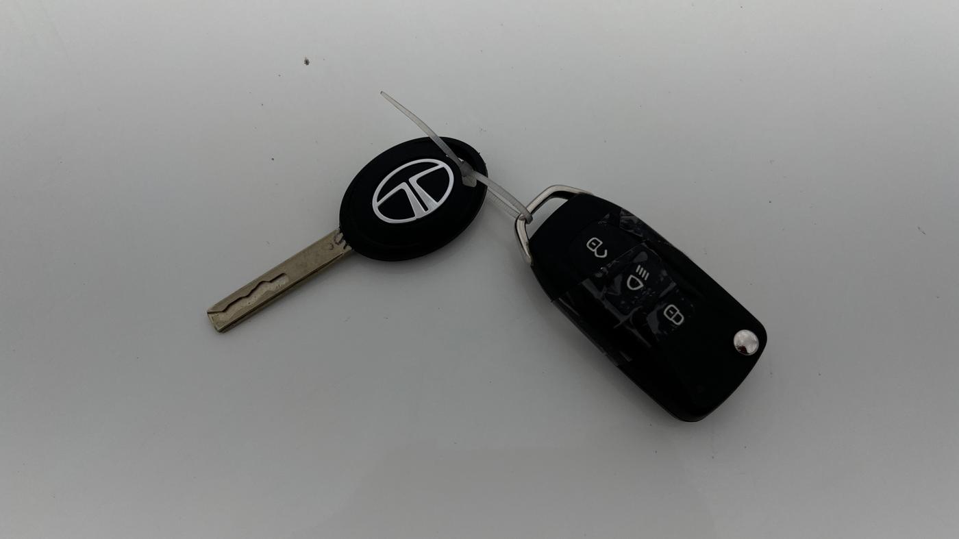 2020 Tata NEXON XM PETROL, Petrol, Manual, 58,424 km, Key Close Up