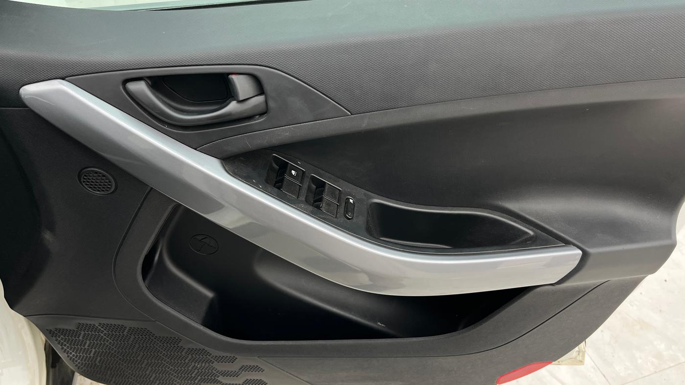 2020 Tata NEXON XM PETROL, Petrol, Manual, 58,424 km, Driver Side Door Panels Control
