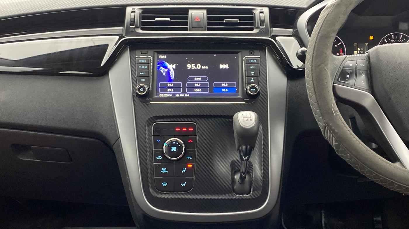 2017 Mahindra KUV 100 NXT K8 6 STR, Petrol, Manual, 27,537 km, Air Conditioner