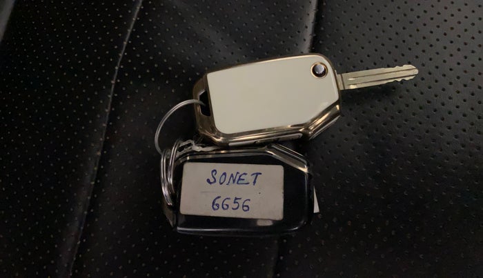 2024 KIA SONET HTK (O) 1.2 Petrol MT, Petrol, Manual, 19,416 km, Key Close Up